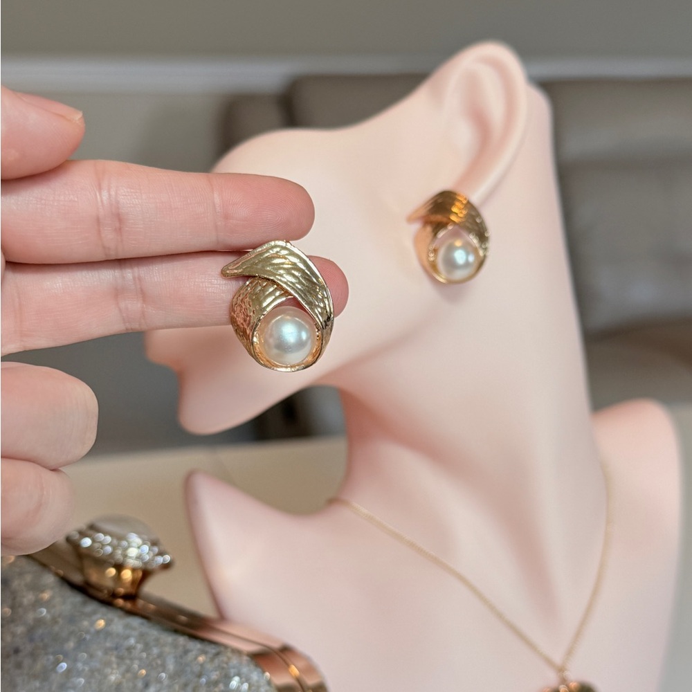⚜️ Elegant Gold Pearl Earrings - Picture 3 of 8